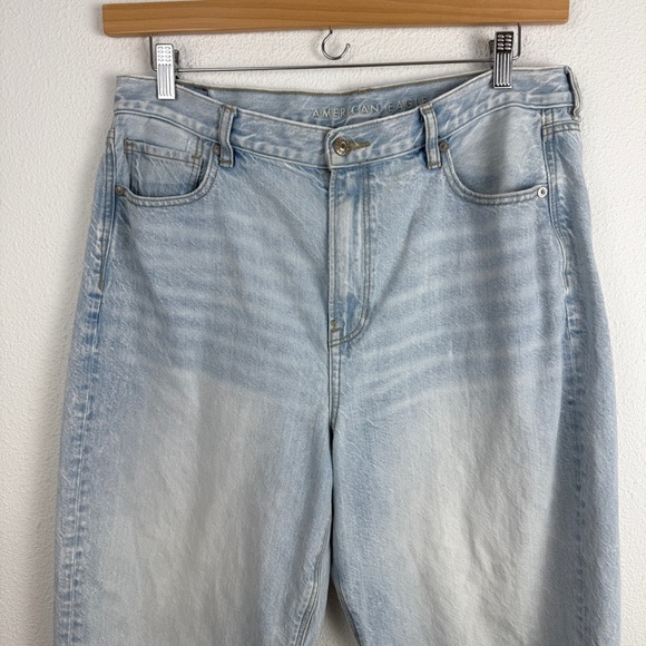 American Eagle Relaxed Mom Jean Denim Light Wash 14 S Short - Picture 3 of 8